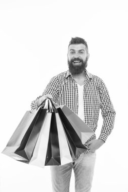 Sevdiğin gibi alışveriş yapıyorsun. Sakallı adam, beyaza izole edilmiş alışveriş torbalarıyla gülümsüyor. Alışveriş yaptıktan sonra kağıt poşet tutan mutlu hippi. Alışverişte olması gerektiği gibi.