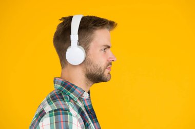 Kayıt örneği. Stereo sesi. Hippi müzik dinler. Müzik zevki. Kulaklıklı adam. Mp3 çalar. Eğitim sesli kitabı. Modern teknoloji. Yakışıklı radyo sunucusu. Müzik şeması. Ses ve şarkı oluşturuluyor