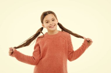 Nasıl Split biter önlemek için. Tedavi saç kırılması. Güzellik Telafiler için şaşırtıcı saç bölün. Split uçları kurtul. Kız uzun Çift Kişilik ponytails saç sevimli çocukla. Tedavi Split biter