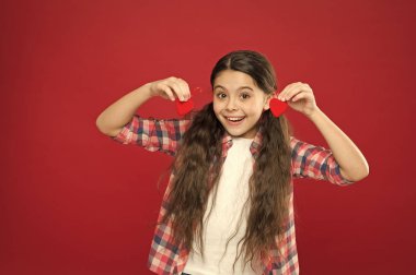 İçten sevgiye. Benim sevgilim olmak. Aile sevgisi. Yürekleri kız şirin çocuk. Uzun kırmızı arka plan ile kız evlat. Sevgililer Günü'nü kutluyorlar. Oynak bebek tutun kalpler. Gelenek kutlamak Sevgililer günü