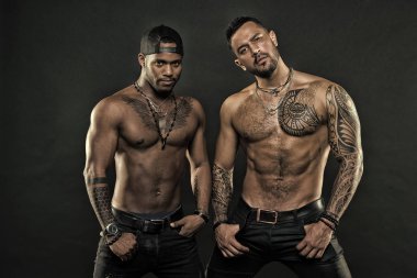 Erkekler kas vücut dövmesi. Moda modelleri kas göğüs. Sporcular kas poz göbek. Spor ve welness. Kas ve erkeksi çocuklar rahat görünüyor. Afrika ve İspanyol erkekler seksi çıplak gövde