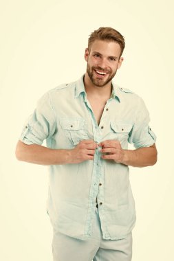 Sakallı maço, randevu için kıyafet hazırlıyor. Rahat bir tarz. Taze gömlek konsepti. Tarz ilhamı ve tavsiye. Sıradan bir kıyafet. Tarzına güveniyor. Hangi erkek ilk buluşmayı giymeli?