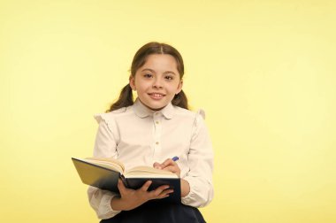 küçük kız çocuğu. özel öğretim. mutlu küçük kız okul üniformalı. Akıllı kız. Çocuk günü. Okula dönüş. Çocukluk mutluluk. Online eğitim. Öğrenci Sınavı