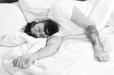 Çok yorgunum. yatak odasında acımasız uykulu adam. yatakta pijama sakallı olgun erkek. enerji ve yorgunluk. uykuda ve uyanık. sakallı adam hipster sabah uyku. Bugün çok yorgun.