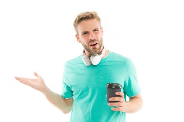 Ne demek istiyorsun? Stres direnci konsepti. Kahve içerken müzik kulaklığı dinleyen adam. Sabah kahvesi. Adam ilham verici bir şekilde kahve ve şarkı eşliğinde eğleniyor. Öfkeli ifade