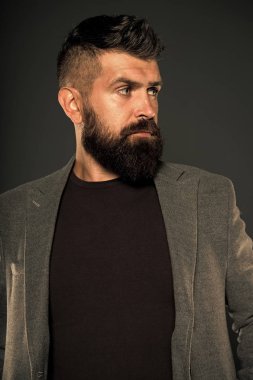 mükemmel bir şekil almak. Olgun hippi sakallı. Acımasız adam kendinden emin ve yakışıklı. Sakallı adam. Erkek kuaför bakım. Saç ve sakal bakım. şık saç sakal saç kesimi getting ile tıraşsız adam