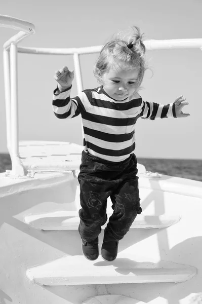 Recuerdos hechos juntos la vida pasada. Bebé niño disfrutar de vacaciones crucero marítimo. Niño marinero. Niño marinero viajando por mar. Niño marinero camisa a rayas yate de mar viajar por todo el mundo. Pequeño viajero de mar —  Fotos de Stock