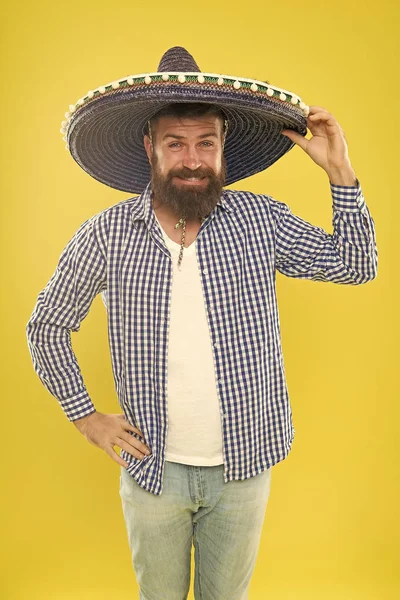Μεγάλο πάρτι καπέλο. Παραδοσιακή μόδας αξεσουάρ για μεξικάνικο φορεσιά κόμμα. Γενειοφόρος άνδρας με το μεξικάνικο καπέλο. Hipster στο ευρύ χείλος καπέλο. Είναι ερωτευμένος με μεξικάνικο στυλ. Μεξικού ο άνθρωπος φορώντας σομπρέρο — Φωτογραφία Αρχείου