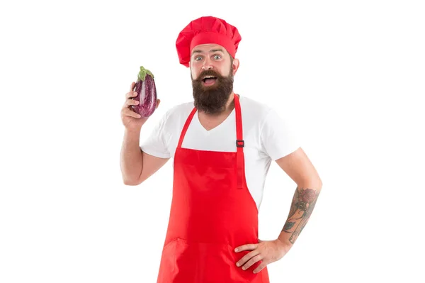 Vegetariánská restaurace. Zdravá koncepce vaření. Muž s vousy bílé pozadí. Vegetariánský recept. Šéf drží lilek. V kuchařce v uniformě je zelenina. Jezte čerstvé jídlo. Vegetariánský kuchař vaření potravin — Stock fotografie