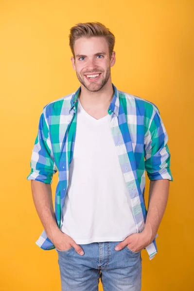 Black Friday venda total. Sinto-me confortável. Loja de moda. Roupa masculina e roupas da moda. Homem bonito estilo casual. Roupa diária. Loja de roupas. O tipo usa roupa casual. Conceito casual — Fotografia de Stock