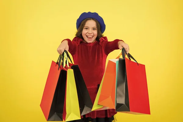 Tudo o que quero para o meu aniversário. Kid girl hold monte sacos de compras ou pacotes de presentes de aniversário. Conceito de compras de aniversário. Criança bonito menina pequena em turnê de compras. O melhor preço. Compra agora. Visite shopping center — Fotografia de Stock