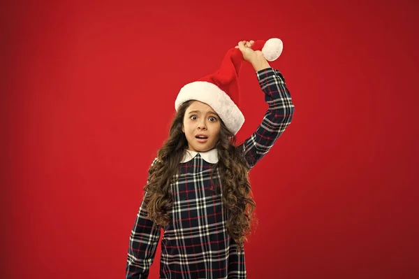 Boas férias de inverno. Menina surpresa pequena. Presente para o Natal. Infância. Criança no chapéu vermelho do Pai Natal. Compras de Natal. Festa de Ano Novo. Miúdo do Pai Natal. Estou à espera. Pronto para férias — Fotografia de Stock