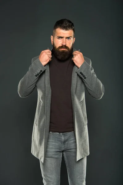 Olhar masculino. Roupa de moda. Homem hipster brutal. Hipster usando roupas casuais. Barba de Hipster e corte de cabelo elegante. Homem barbudo estilo moderno hipster. Roupa de estilo monocromático. Elegante, mas moderno — Fotografia de Stock