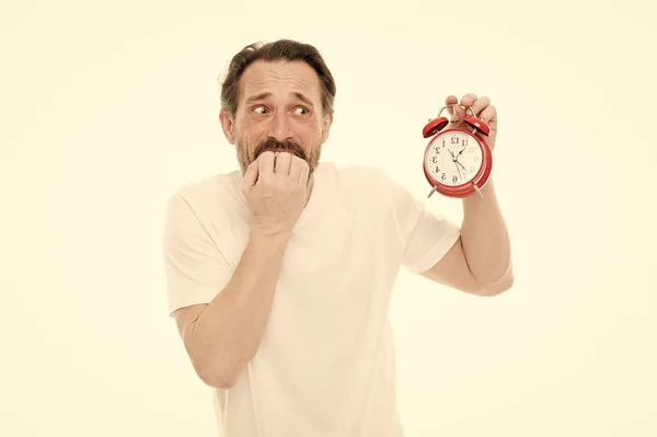 Préoccupe-toi du temps. Horaire personnel et régime quotidien. Réveil matin. Homme barbu homme mûr tenir horloge isolé sur blanc. L'homme à barbe vérifie l'heure qu'il est. Compétences en gestion du temps — Photo