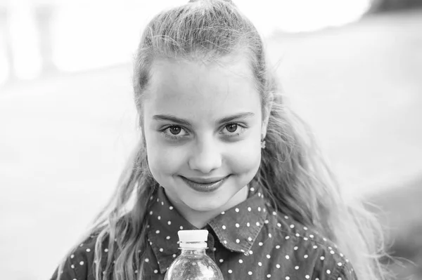 Maak nog een SIP. Leef gezond leven. Gezond en gehydrateerd. Meisje zorg over gezondheid en waterbalans. Meisje schattig vrolijke Hold waterfles. Water balans concept. Drinkwater tijdens de zomer wandeling — Stockfoto