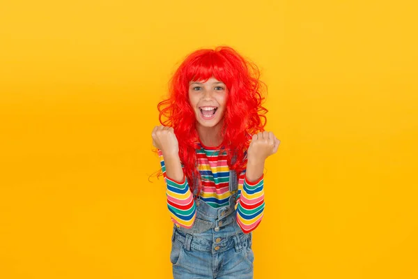 Eu sou gengibre e orgulhoso disso. Estereótipos ruivos. Ruivas não são criaturas com poderes mágicos de chupar almas. Uma peruca ruiva louca. Penteado sujo. Criança alegre sorrindo menina ruiva feliz — Fotografia de Stock