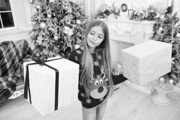 プレゼントを買うを見つけます。子供では、休暇をお楽しみください。明けましておめでとう。冬。クリスマスのオンライン ショッピング。家族の休日。クリスマス ツリーとプレゼント。クリスマス前に朝。小さな女の子 — ストック写真