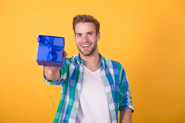 Esto es para ti. Un hombre con barba y cara feliz celebra el día de San Valentín. Regalo de San Valentín. Un regalo romántico. Hipster sonriendo celebrar caja de regalo. Concepto amor y sentimientos románticos. Concepto sorpresa — Foto de Stock