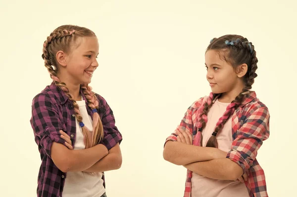 Objetivos de hermandad. Hermanas juntas aisladas fondo blanco. Una relación fraternal. La hermandad es amor incondicional. Chicas cool hermanas seguras con los brazos cruzados. Apoyo y confianza en la amistad — Foto de Stock