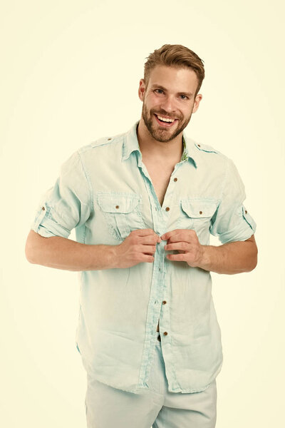 Мужчина бородатый мачо готовит одежду для свидания. Казуальный комфортабельный стиль. Концепция свежей рубашки. Стиль вдохновения и советы. Прикид в стиле случайности. Уверенный в своем стиле. Какой мужчина должен носить первое свидание