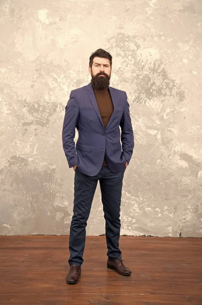 Estilo elegante. Hombre barbudo hipster llevar traje clásico. Traje formal. Cuida bien del traje. Elegancia y estilo masculino. Empresario o anfitrión traje de moda fondo gris. Concepto de moda —  Fotos de Stock