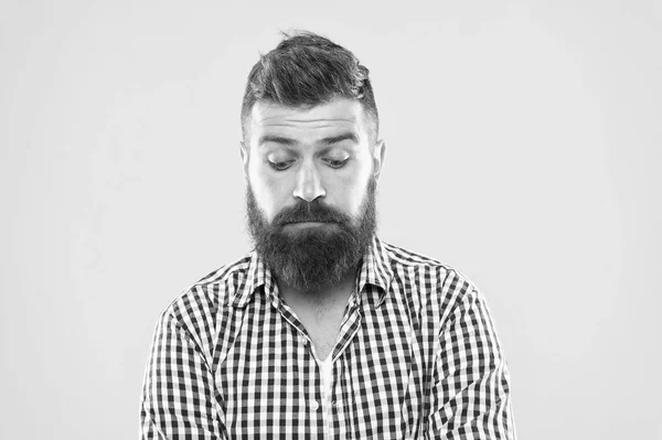 Barba tan distintiva como tú. Tipo caucásico brutal con barba sobre fondo amarillo. Hipster sin afeitar con pelo de barba texturizado. Hombre barbudo con bigote elegante y forma de barba — Foto de Stock