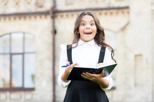 La grande idée du texte. Bonne petite fille a eu l'idée principale du livre. Petit enfant mignon ayant idée de génie à partir du livre de lecture. Lecture pour l'idée clé et les détails — Photo