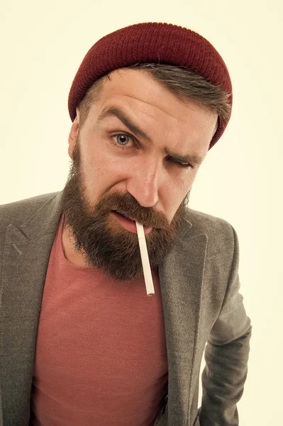 Brutale Kaukasische hipster met snor. Volwassen hipster met baard. Bebaarde man. slechte gewoonten en verslaving. man roken sigaret. ernstige man met verhoogde brow. Mannelijke kapper zorg. Zorg voor haar en baard — Stockfoto