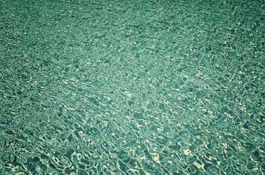 Bohem deniz tatil köyü. Lüks tatil yerleri. Küçük dalgalar mavi deniz. Yüzme kursları. Deniz şeffaf berrak su. Akan su yüzeyi. Derin okyanusun güzelliği ve tehlikesi. Deniz arka plan dokusu