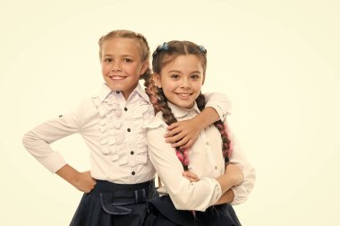 Okul moda kavramı. Parlak olması. Okul dostluk. Kardeşlikle ilişki ve soulmates. Aynı dalga üzerinde. Kız öğrenciler resmi okul üniforma giymek. Kız örgü ile küçük kızlar okul için hazır mısınız