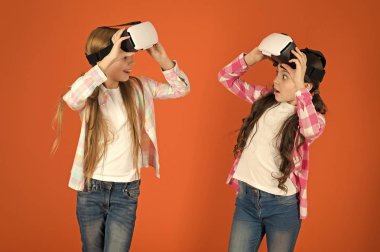Sanal gerçeklik keşfedin. Çocuklar kızlar sanal gerçeklik oyunu oynayın. Arkadaşları vr içinde etkileşim. Alternatif gerçeklik keşfedin. Geleceği var. Siber uzay ve sanal oyun. Sanal gerçeklik teknolojisi