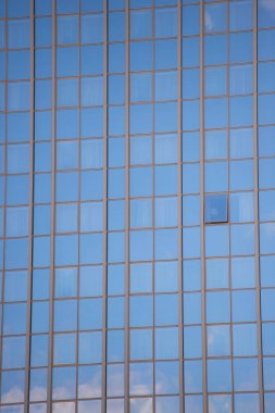 Gayrimenkul konsepti. Binaların satışı ve satın alınması. İş merkezi. Cam cephe arka plan mavi gökyüzü yansıması. Modern mimari. İnşaat ve tasarım. Ticari mülkiyet veya gayrimenkul