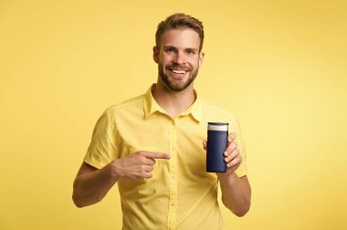 Saç modelin için en iyi şampuan. Saçları daha güçlü ve daha esnek yap. Yakışıklı sakallı hippi plastik şişe şampuanı ya da duş jeli tutuyor. Saç bakım konsepti. Etkili şampuan. Bu şampuanı dene.