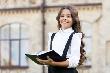 Akıllı çocuk. Entelektüel bir görev. Bilişsel süreç. Yeni okul projesine başla. Okula tekrar hoş geldin. Liseli kız üniforması rehberi. Bilgiye doğru. Öğrenci hayatı. Okul öğrencisi
