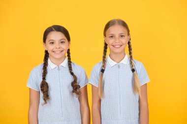 Mutlu çocuklar günü. Eşit koruma sivil haklar ve ayrımcılık özgürlüğü. Mükemmel kız öğrenciler. Schoolgirls vintage basit tarzı kıyafet. Neşeli kız öğrenciler sarı arka plan. Küçük kızlar