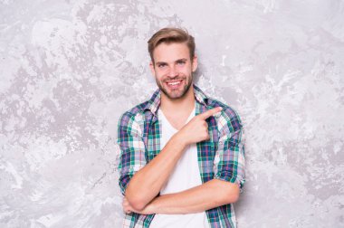Erkek giyim ve şık kıyafetler. Yakışıklı sıradan bir adam gibi görünüyor. Günlük kıyafet. Model giyim mağazası. Erkek kılları günlük kıyafet giyer. Erkeklik kavramı. Kara Cuma indirimli. Rahat hissediyorum.