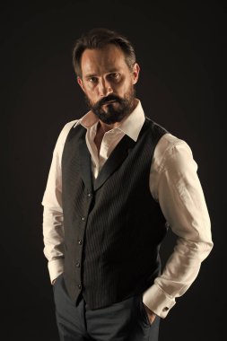 Resmi kıyafeti. Şık kıyafet olgun adam. Bak, siluet iyi bak. Yaşına göre giyinmeyi. Şıklığı ve erkek tarzı. Şık tarzı. Adam beyaz gömlek ve klasik yelek kıyafet adam sakallı