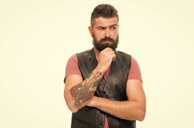 Olgun hippi sakallı. Sakallı adam. Saç ve sakal bakım. Yüz bakımı. Genç ve acımasız. Erkek kuaför bakım. düşünceli adam hippi. bıyıklı acımasız beyaz hippi. Hippi moda