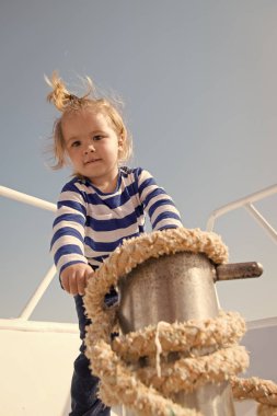 yatta mutlu küçük çocuk. Deniz gezisi konsepti. çizgili deniz gömlek komik çocuk. yolculuk keşfi. Ulaşım. yaz tatili. çocukluk mutluluğu. deniz teknesinde küçük denizci. deniz taşımacılığı