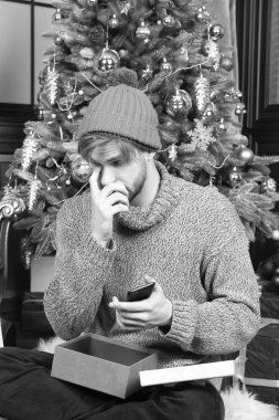 Adam smartphone vasıl Noel ağacı ile mevcut kutusunu aç