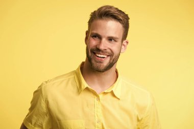 Dişçi konsepti. Beyaz arka planda gülümseyen yakışıklı sakallı adam izole edilmiş. Neşeli gülümseme maçosu kendini mutlu ve tatmin olmuş hissediyor. Diş sağlığı ve güzellik. Parlak bir gülümseme. İçten gülümseyen adam