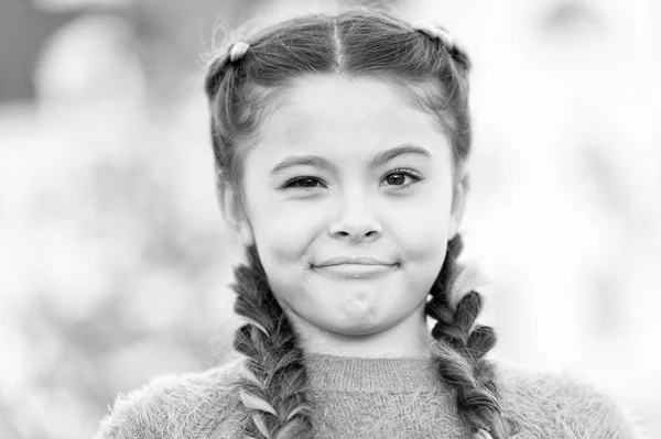 몇 가지 의심이 있다. 진지한 감정적 인 아이. 소녀 감정적 인 얼굴입니다. 생각과 의심 개념. 아이 의심 아름다운 얼굴입니다. 감정 개념입니다. 결정을 주저 사려 깊은 소녀. 재미 — 스톡 사진