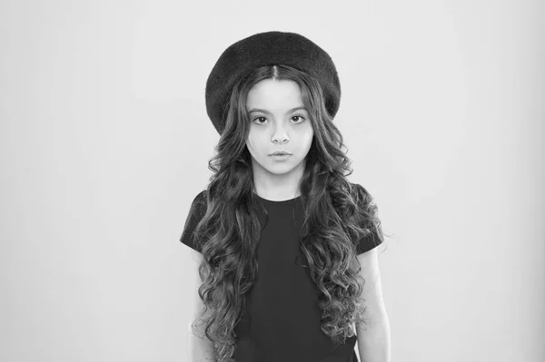 Perfekte Locken. Mädchen mit langen gesunden, glänzenden Haaren. Kid niedliches Gesicht mit entzückenden lockigen Frisur tragen Baskenmütze. Wenig Fashionista. Kleines Mädchen wachsen lange Haare. Styling von lockigem Haar. Friseurservice — Stockfoto