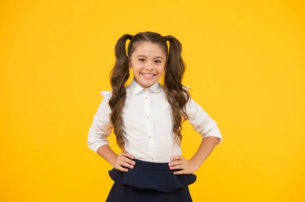 Feliz día de los niños. Vibraciones positivas. Concepto de vida escolar. Celebra el día del conocimiento. Niña alumna sobre fondo amarillo. De vuelta a la escuela. Niño estudiante. Una colegiala emocional. Graduación exitosa —  Fotos de Stock