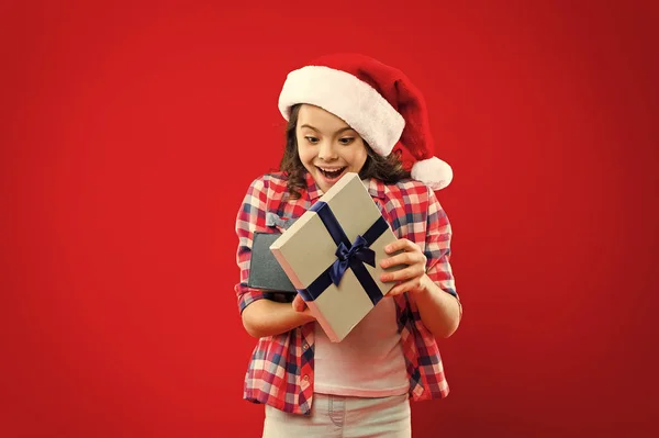 Felices fiestas de invierno. Es para mí. Niña pequeña. Regalo para Navidad. Infancia. Compras de Navidad. Niña con sombrero rojo de santa. Fiesta de año nuevo. Chico Santa Claus. Tiempo de Navidad —  Fotos de Stock