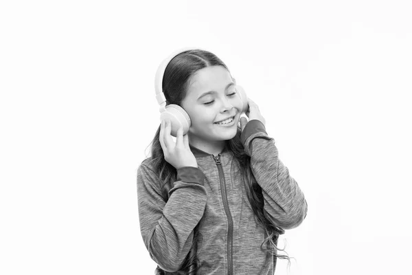 Menala ke dalam gelombang suara yang nyata. Anak manis yang mendengarkan suara lagu terisolasi dengan warna putih. Anak aktif menikmati suara elektronik bermain di earphone. Gadis kecil atletik santai dengan suara merdu — Stok Foto