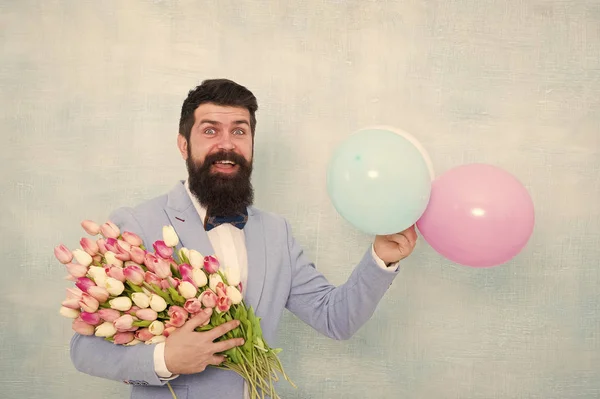 Homme barbu en nœud papillon avec des fleurs de tulipe. rendez-vous amoureux avec des fleurs. Joyeux anniversaire. Journée des femmes. Bouquet de printemps d'homme d'affaires mature formel. 8 de mars. marié de mariée à la fête de mariage. Vacances de printemps — Photo