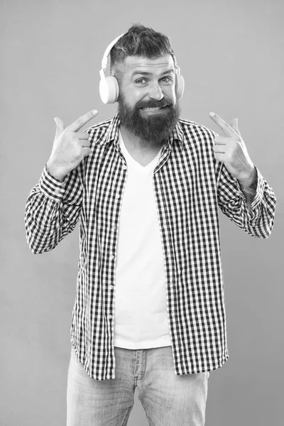 Hipster con barba escuchando música. Amante de la música guapo. Hombre con auriculares. Los sitios de transmisión que creemos que están más de moda y más calientes alrededor. Gratis fuentes de música en línea diferentes características. Carta musical —  Fotos de Stock