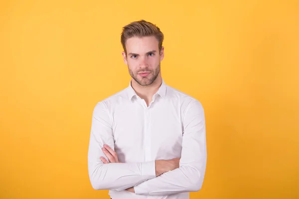 Gestion de bureau et de la chaîne intermédiaire. Style formel pour hommes. Un beau employé de bureau. Code vestimentaire formel. Le bureau est mon élément. Ouvrier. Homme bien entretenu chemise élégante formelle — Photo