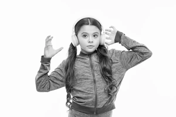 Zeit zum Ausruhen. aktive Mädchen genießen Musik, die in Kopfhörern gespielt wird. athletische kleine Mädchen entspannen isoliert auf weiß. niedliches Mädchen Kind Musik hören. fit kleines Mädchen mit Kopfhörern — Stockfoto